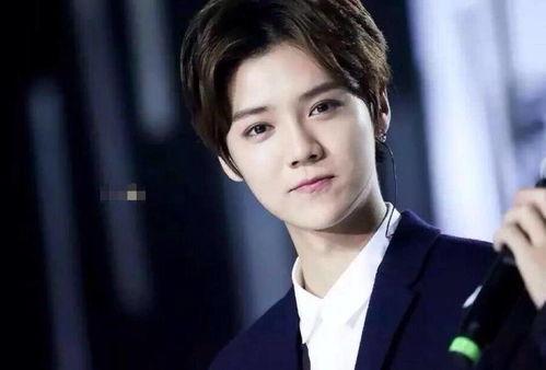 男明星 宠粉,粉丝福利满满，甜蜜互动暖人心