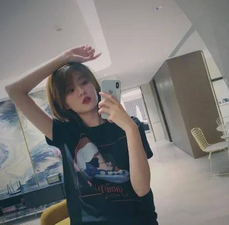 推特网红自拍露出私密,引发网友热议！